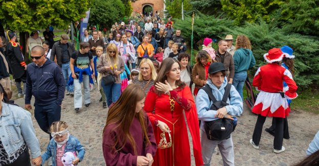 W sobotę (5 września) zamek zamienił się w pełen kuglarzy, cyrkowców i walecznych rycerzy kolorowy świat baśni. Roześmiane dzieci ze swoimi rodzicami, którzy przypomnieli sobie o beztroskich latach dzieciństwa, wzięli udział w animacjach, grach, zabawach i koncertach. Uczestników festynu rodzinnego na Zamku Bierzgłowskim powitali marszałek Piotr Całbecki z żoną Dagną Całbecką, wójtem gminy Łubianka. To na terenie tej gminy znajduje się Diecezjalne Centrum Kultury w Bierzgłowie.